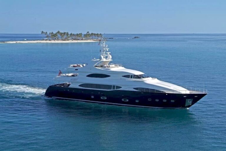 Cruising On Yacht SIMA