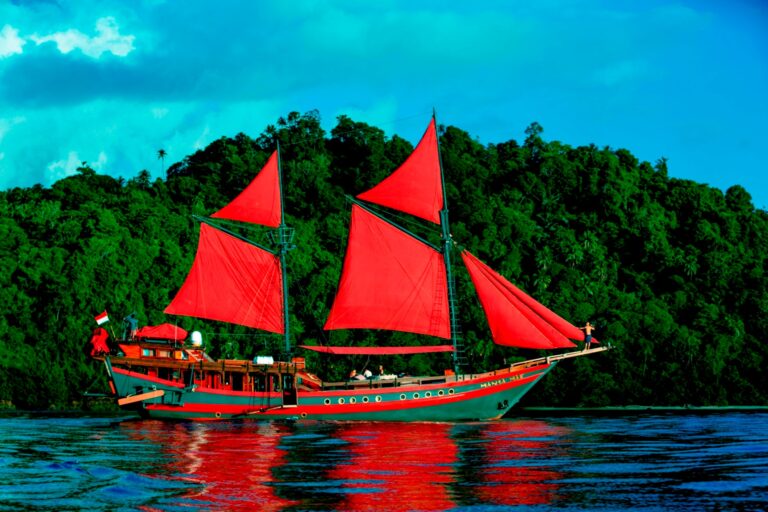 Phinisi yacht MANTAMAE - Profile view