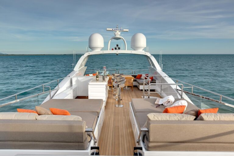 4 Mangusta 132 Superyacht - Sunpads