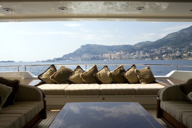 4 Motor Yacht ROMANCE main deck