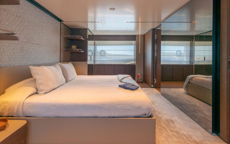 Main deck master suite