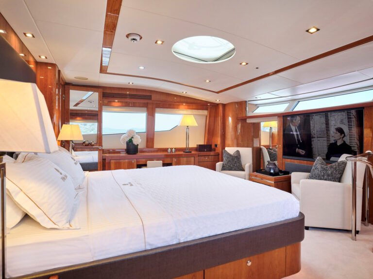 Main deck master suite