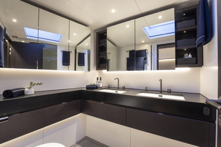 Contemporary en-suite bathrooms