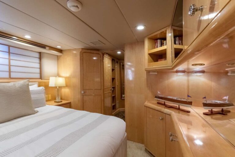 Double guest cabin