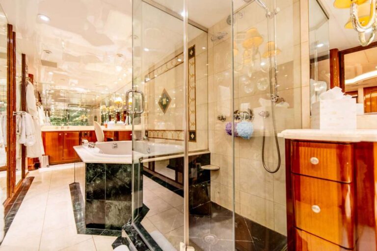 Owners ensuite bathroom