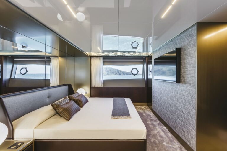 Additional double cabin
