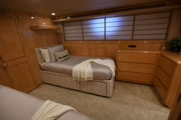 Twin guest cabin