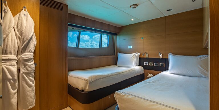 Flexible twin cabin with pullman