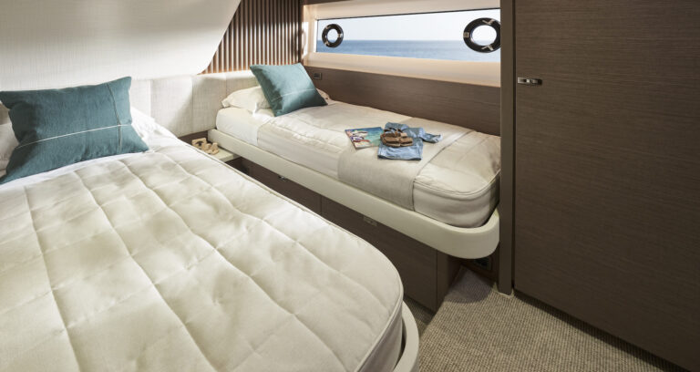 Port twin guest cabin