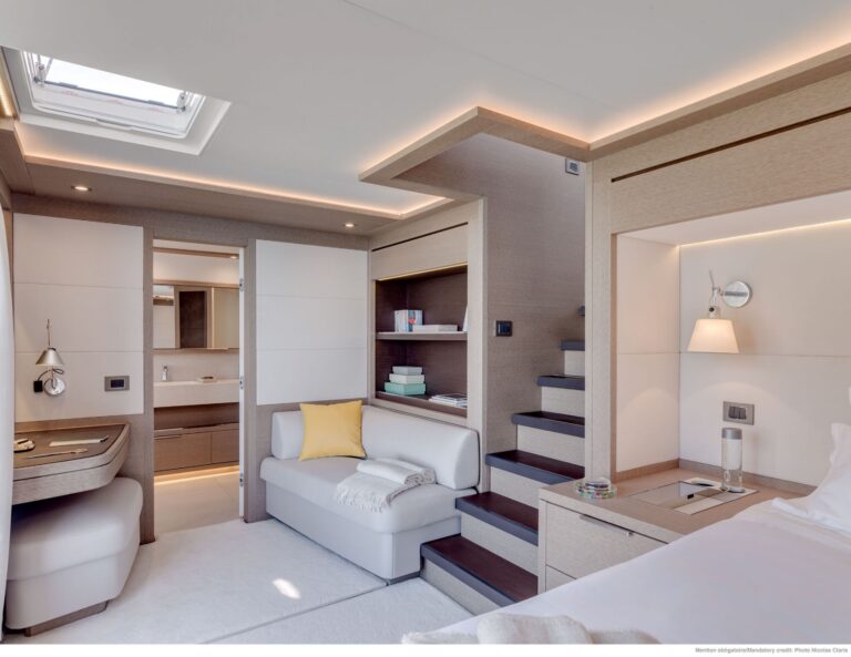 Private access into main salon