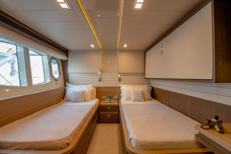 Twin cabin with pullman