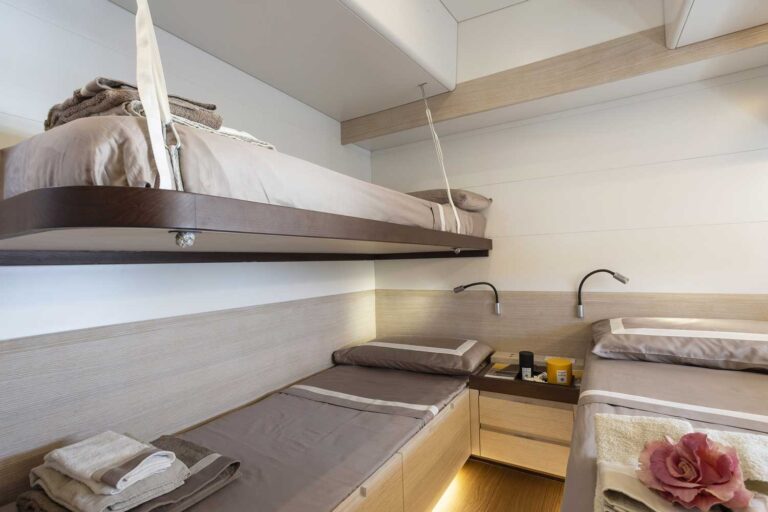 Twin cabin with pullman bunk