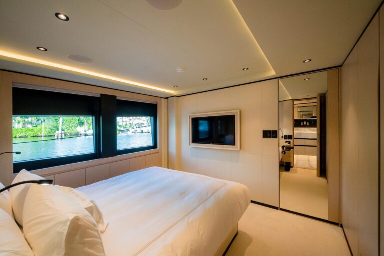 Large windows in double cabin