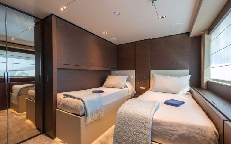 Twin convertible suite with pullman