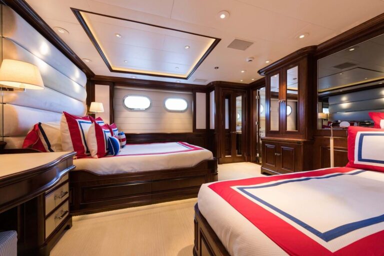 Guest double cabin with additional berth