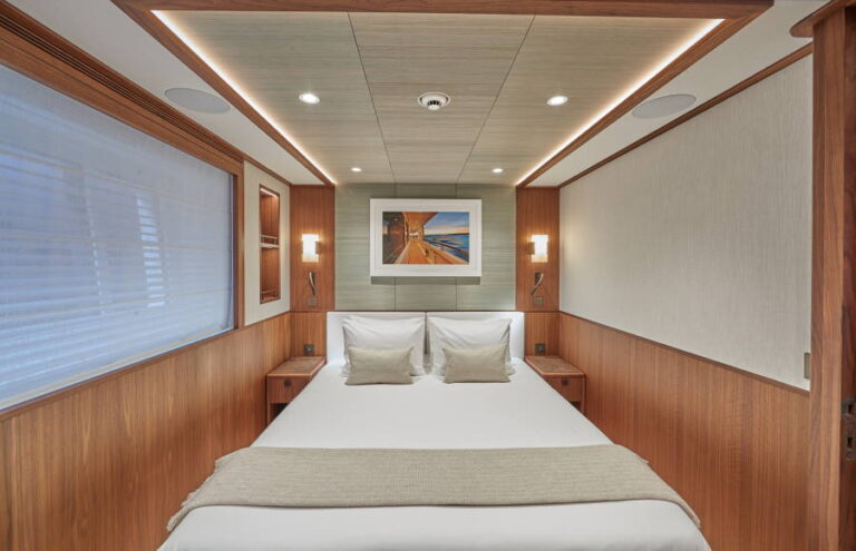 Starboard Forward convertible guest cabin