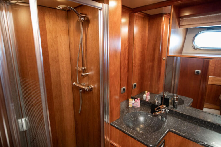 Twin and single shared bathroom