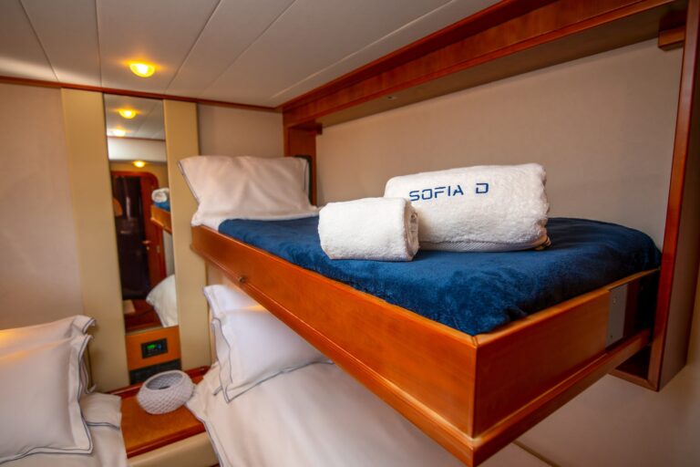 Twin cabin with pullman bunk