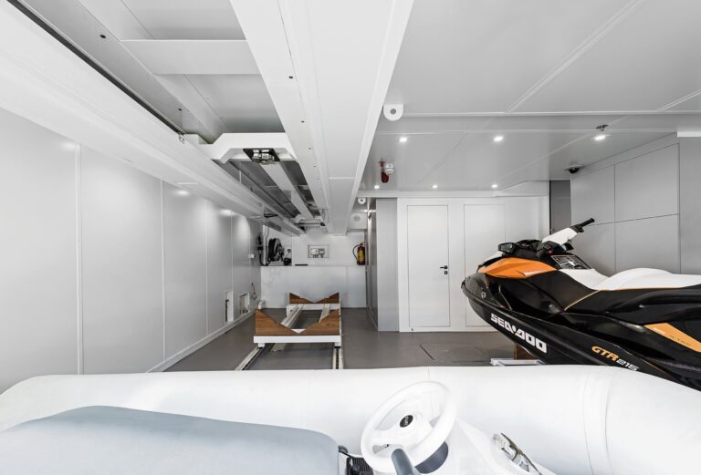 Tender garage