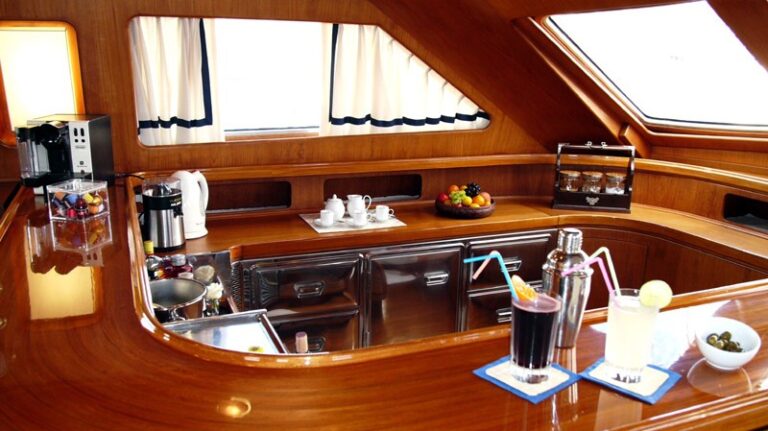 The 40m Yacht CLAN VI