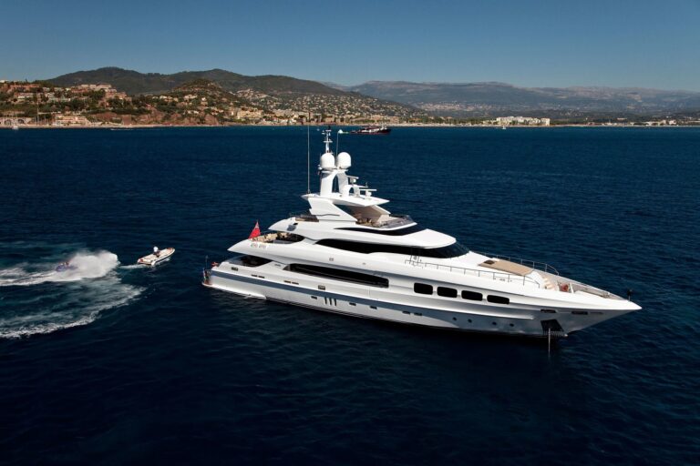 Profile On Yacht MANIFIQ