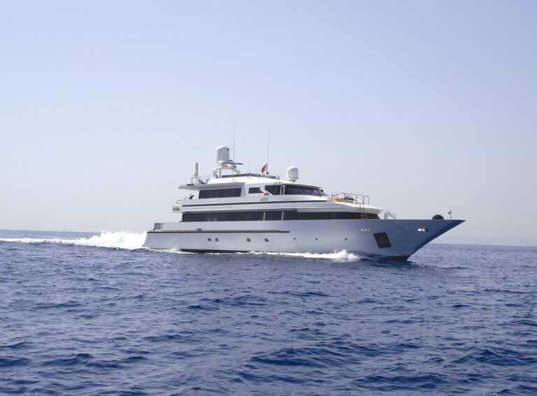 Overview: Yacht AMZ's Cruising Photograph
