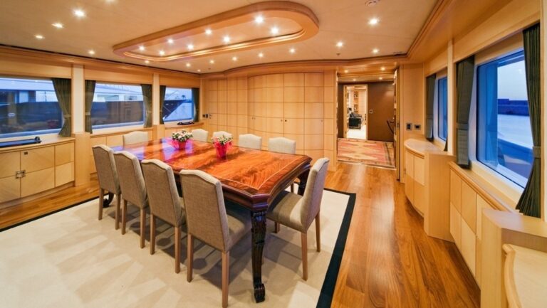 Fore Aspect: Yacht GOLDEN HORN's Eating/dining Image