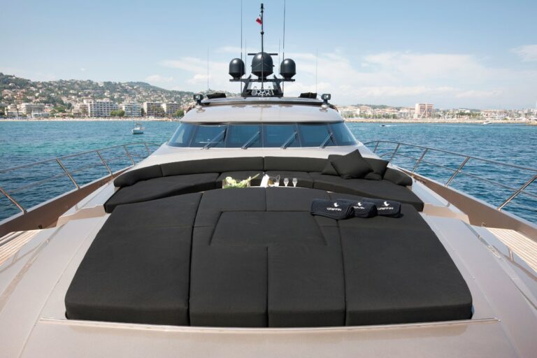 Sunshine Lounge Zone Fore On Yacht GRIFFIN