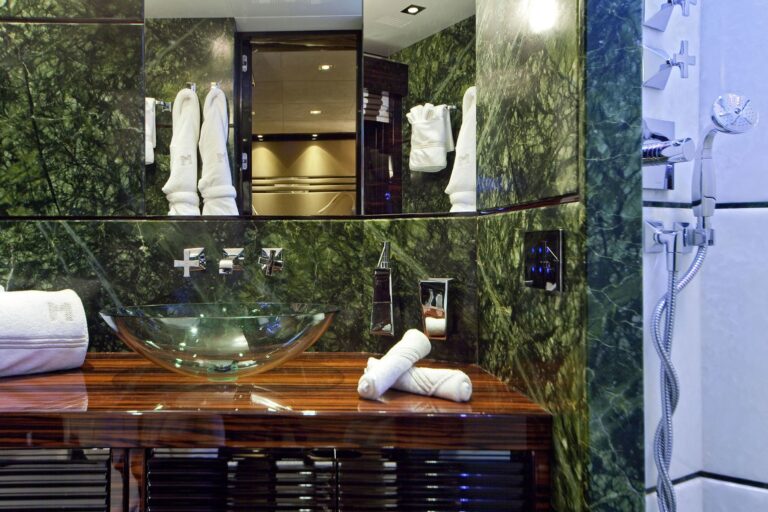 Close Up: Yacht MANIFIQ's Bath Photograph