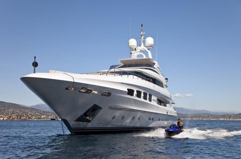 Forward On Yacht MANIFIQ