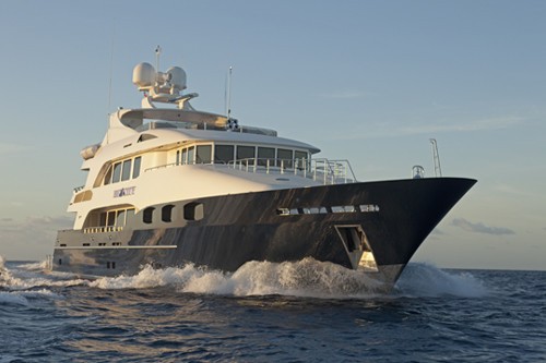 Forward Aspect: Yacht WAKU's Cruising Image