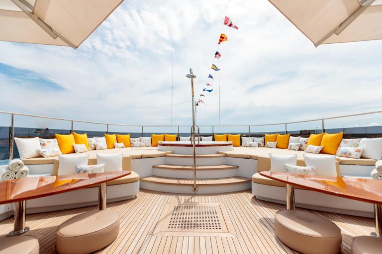 Sundeck with jacuzzi