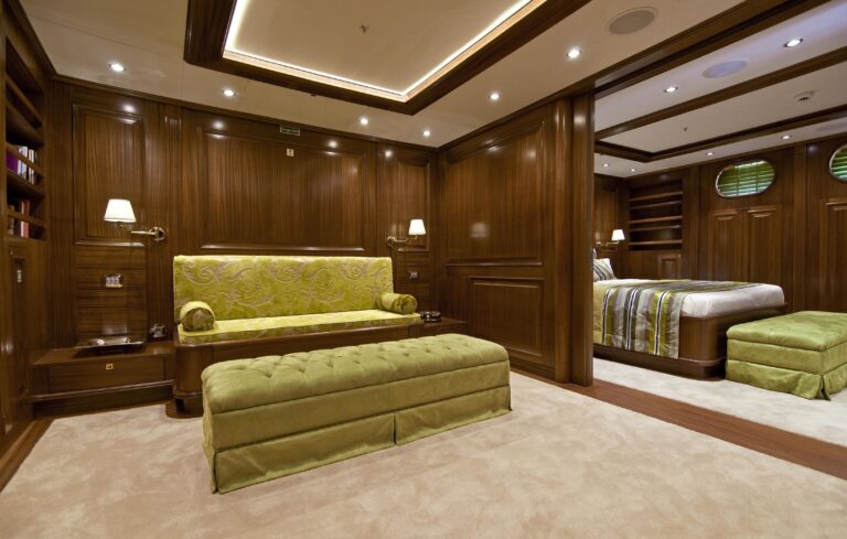 Sitting: Yacht CLEAR EYES's Guest's Cabin Captured