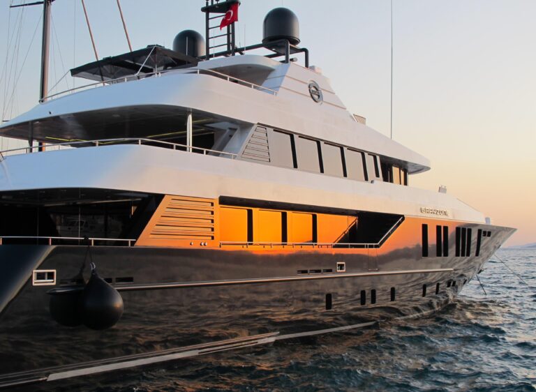 The 43m Yacht GRAYZONE
