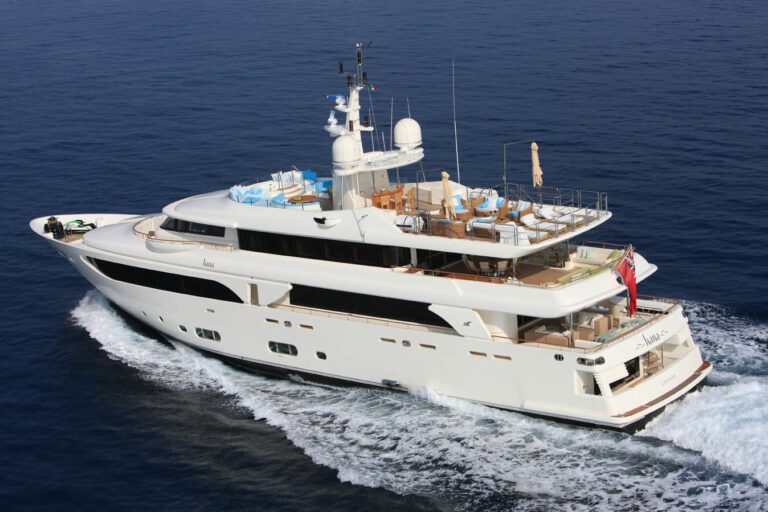 Cruising On Yacht HANA