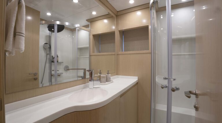 Starboard Twin Guest Ensuite