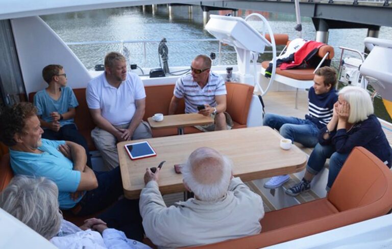 Spacious cockpit with alfresco dining