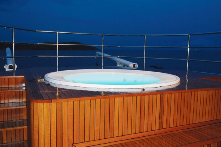 Jacuzzi Pool On Board Yacht ARIETE PRIMO