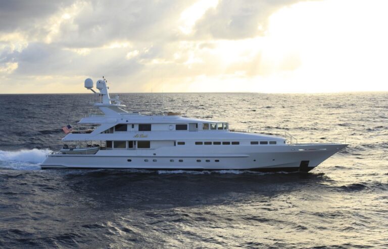 Overview On Board Yacht AT LAST