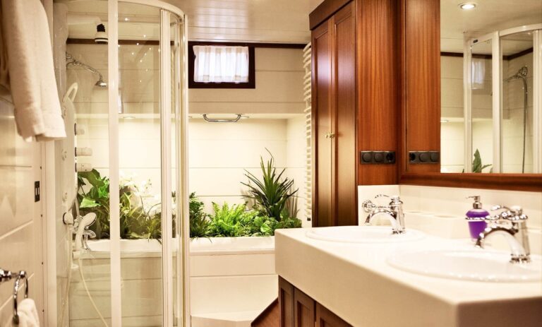 Bath On Board Yacht AIGLON