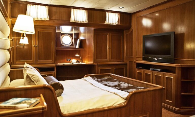 Screening: Yacht AIGLON's Cabin Captured