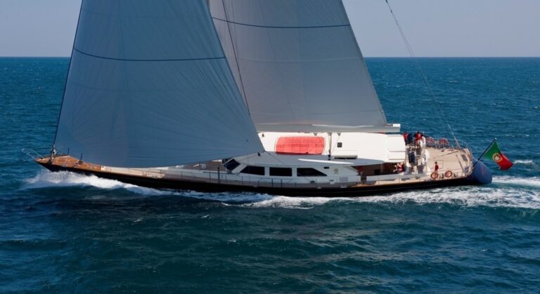 Profile Aspect Aboard Yacht HERITAGE