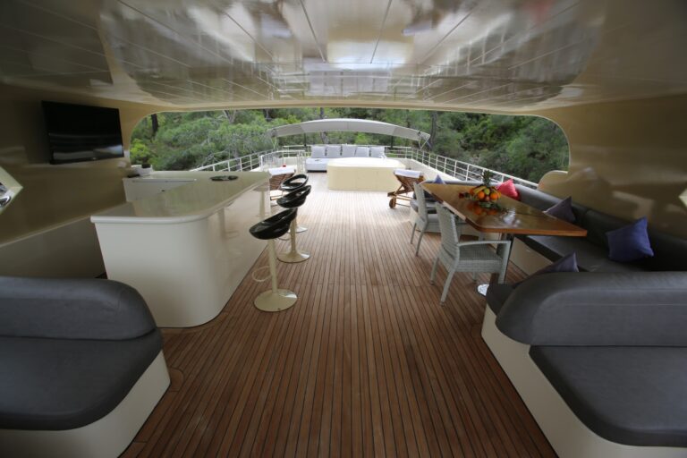 Sundeck with dining and bar