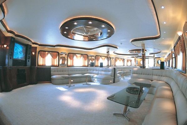 Profile Aspect: Yacht GOLDEN HEAD's Premier Saloon Captured