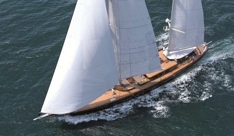Profile On Yacht ROXANE