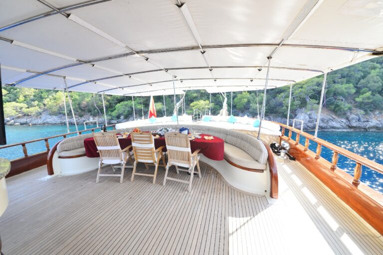 Spacious aft deck with alfresco dining