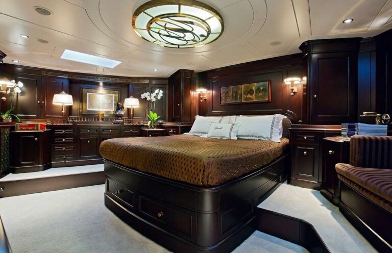Main Master Cabin On Board Yacht GWEILO