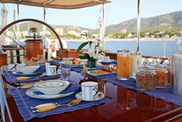 Breakfast On Yacht GWEILO