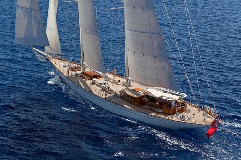 Aft Aspect: Yacht GWEILO's Cruising Image
