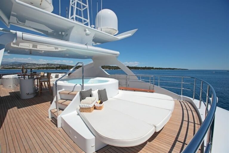 Life On Yacht MON PLAISIR